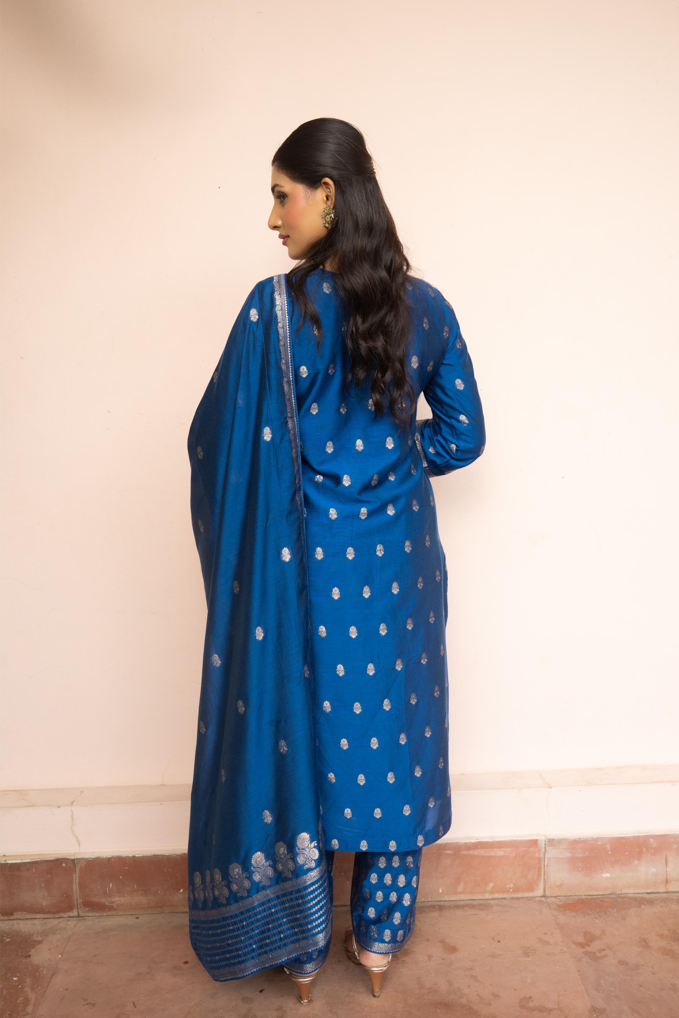 BAITHAK E KAHAANI SUIT
