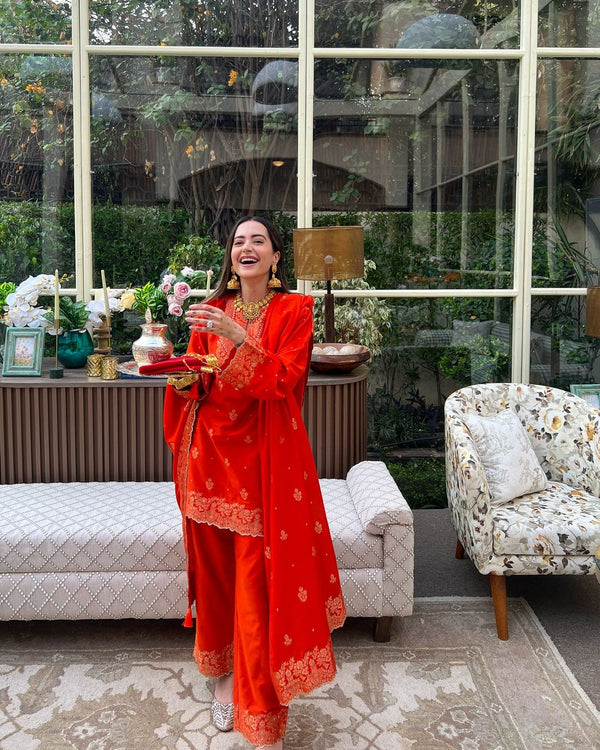 KOMAL KAPOOR IN  NARANGI MAHENOOR SUIT