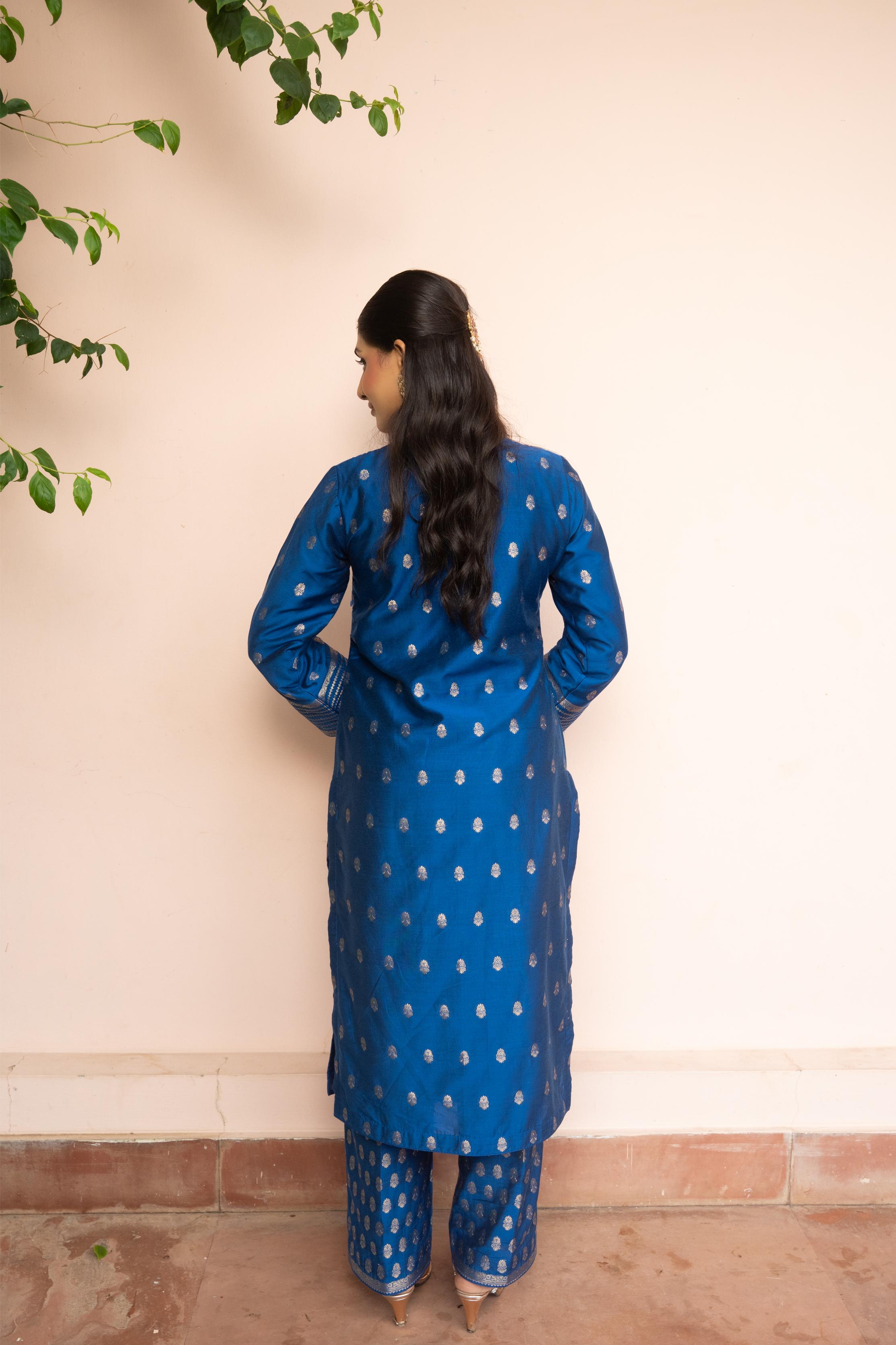 BAITHAK E KAHAANI SUIT